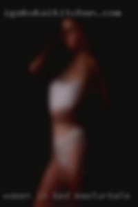 women in bed masturbate